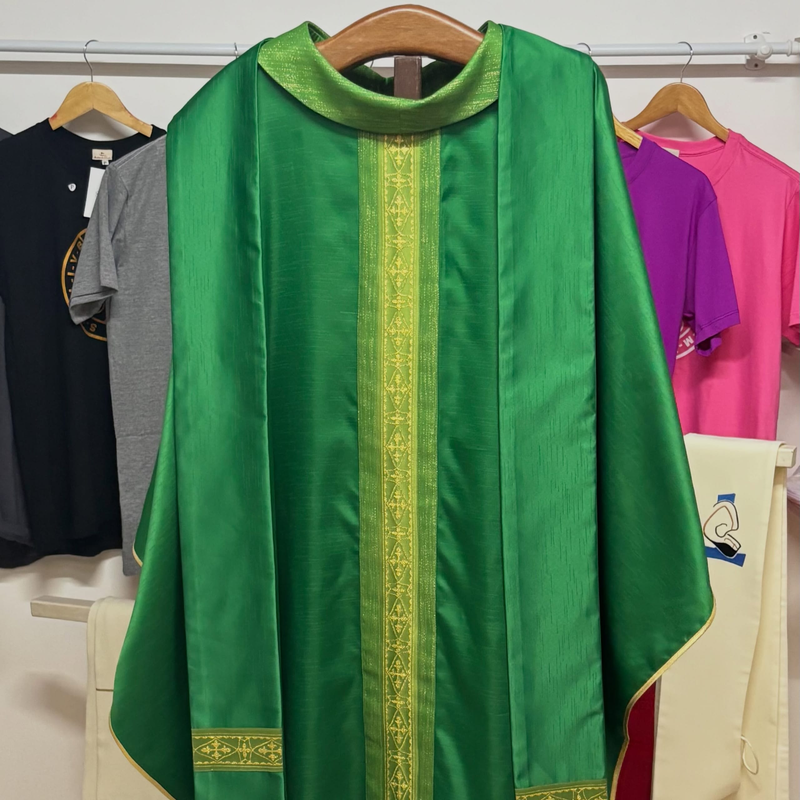 Casula verde com galão central bordado em fio dourado, confeccionada no mosteiro.