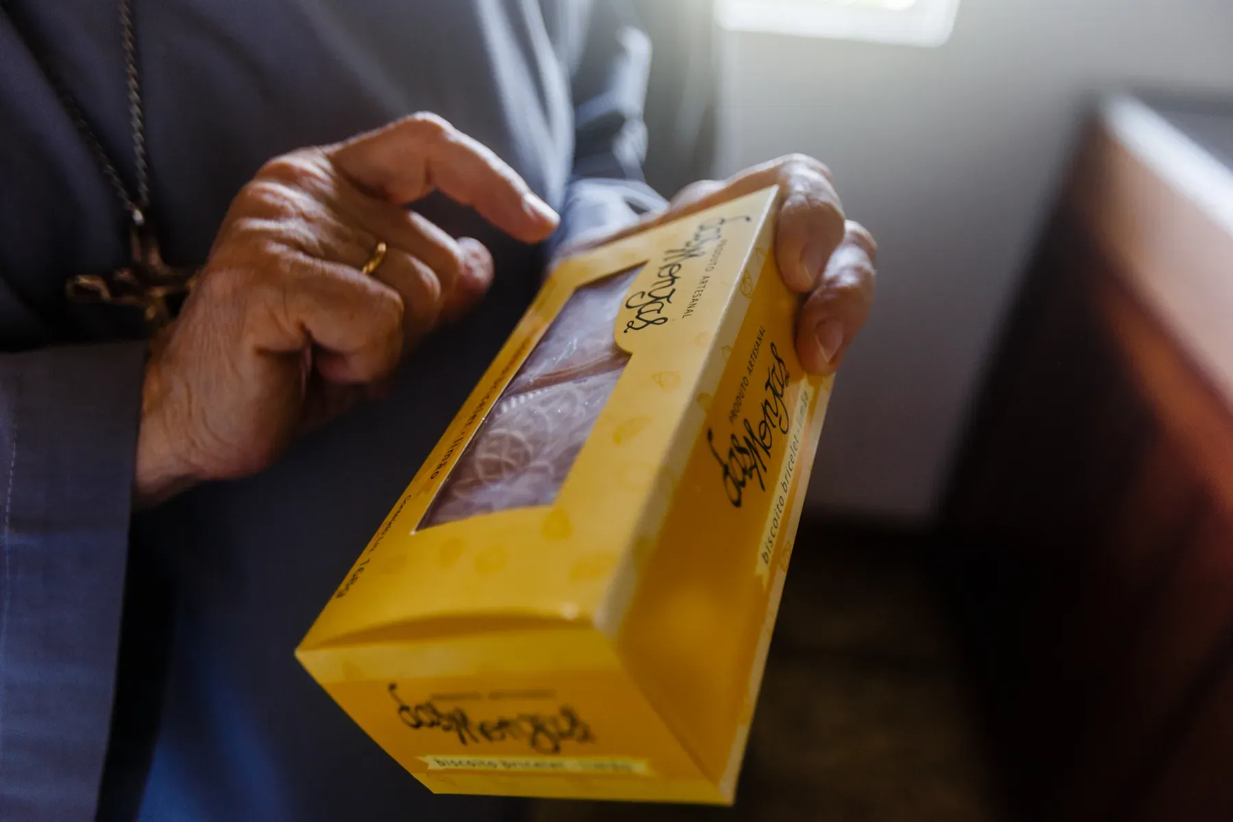Caixa do Bricelet, o biscoito de receita suíça feito pelas monjas