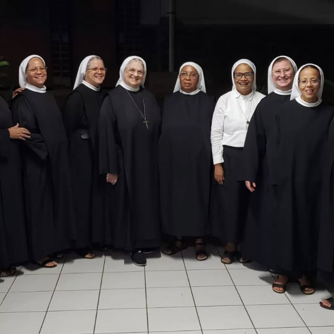 As monjas da comunidade, de hábito, no pátio do mosteiro.