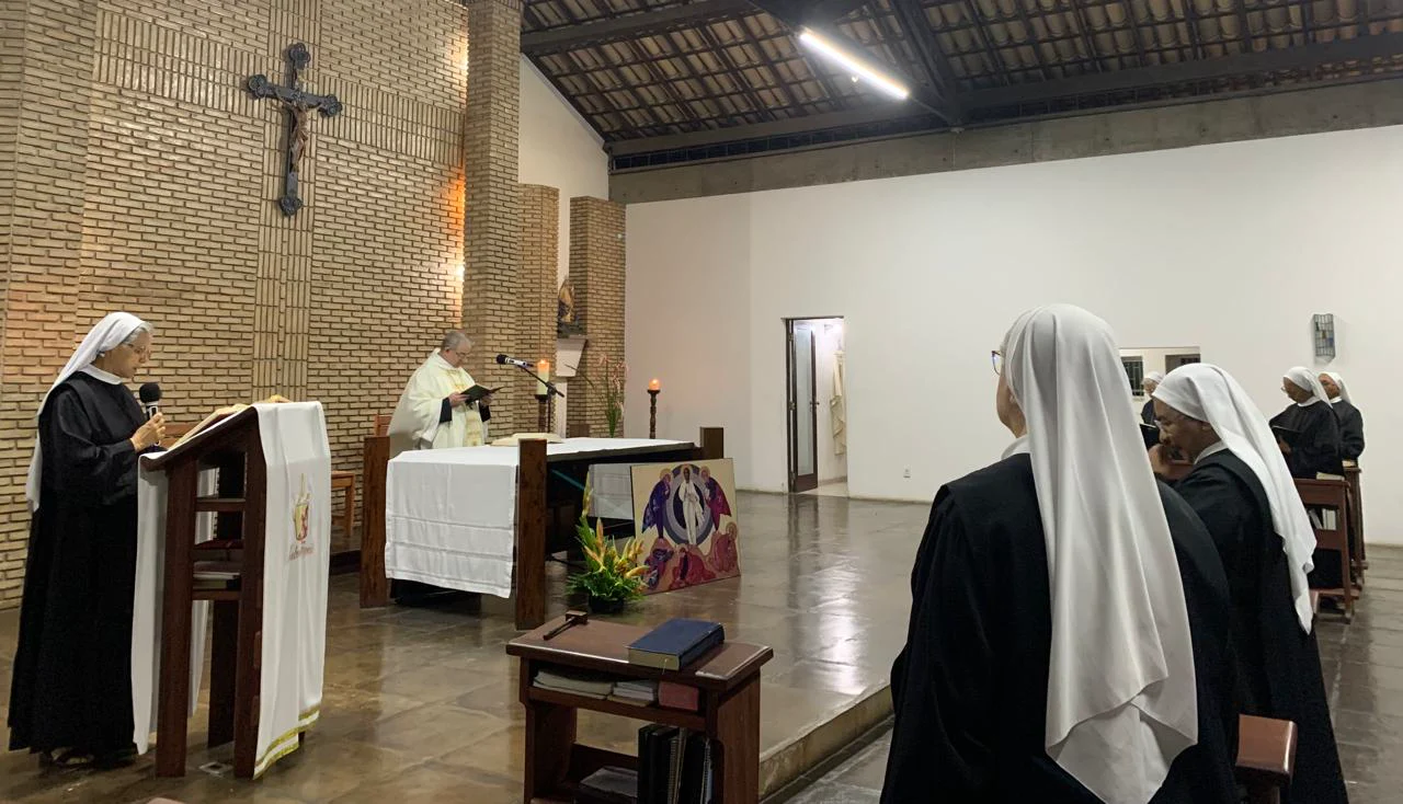 Celebração na igreja do mosteiro: monjas beneditinas no coro e o ícone da Transfiguração junto ao altar