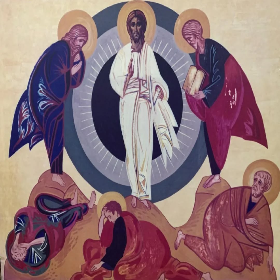 Ícone da Transfiguração pintado para o mosteiro: Cristo de branco no círculo de luz, entre Moisés e Elias.