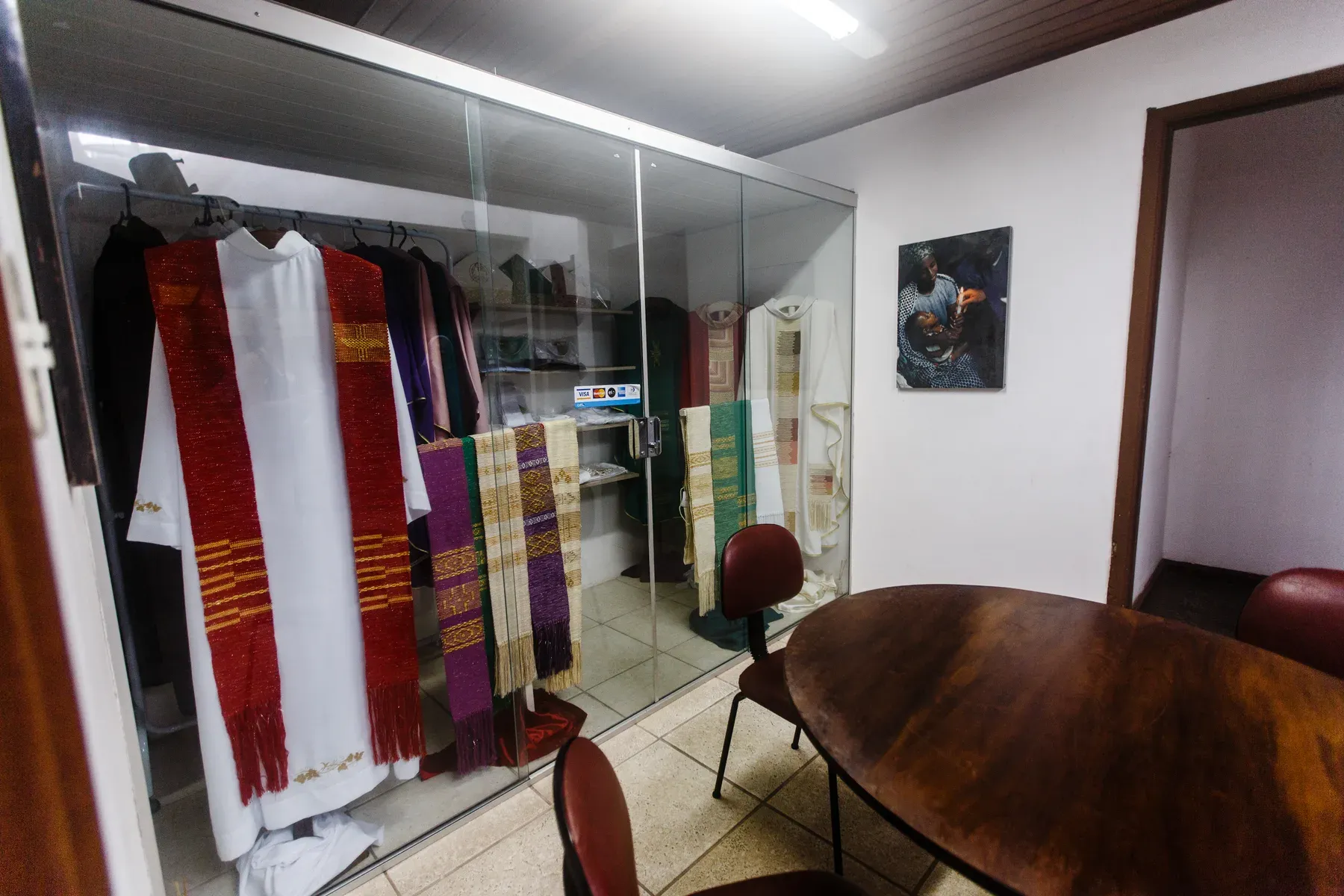 Ateliê de arte sacra: estolas e paramentos litúrgicos feitos no mosteiro