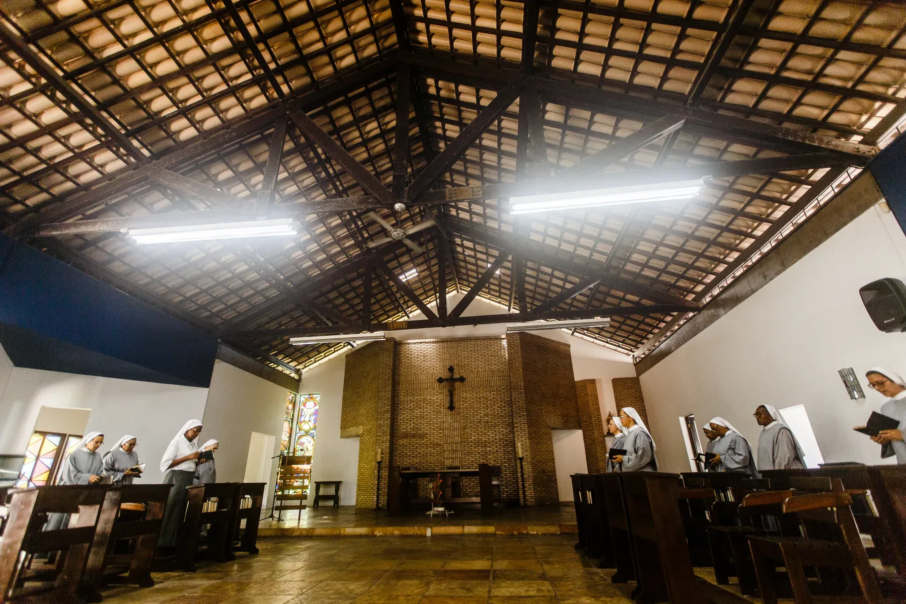 Interior da igreja do mosteiro, com o teto de madeira e o altar
