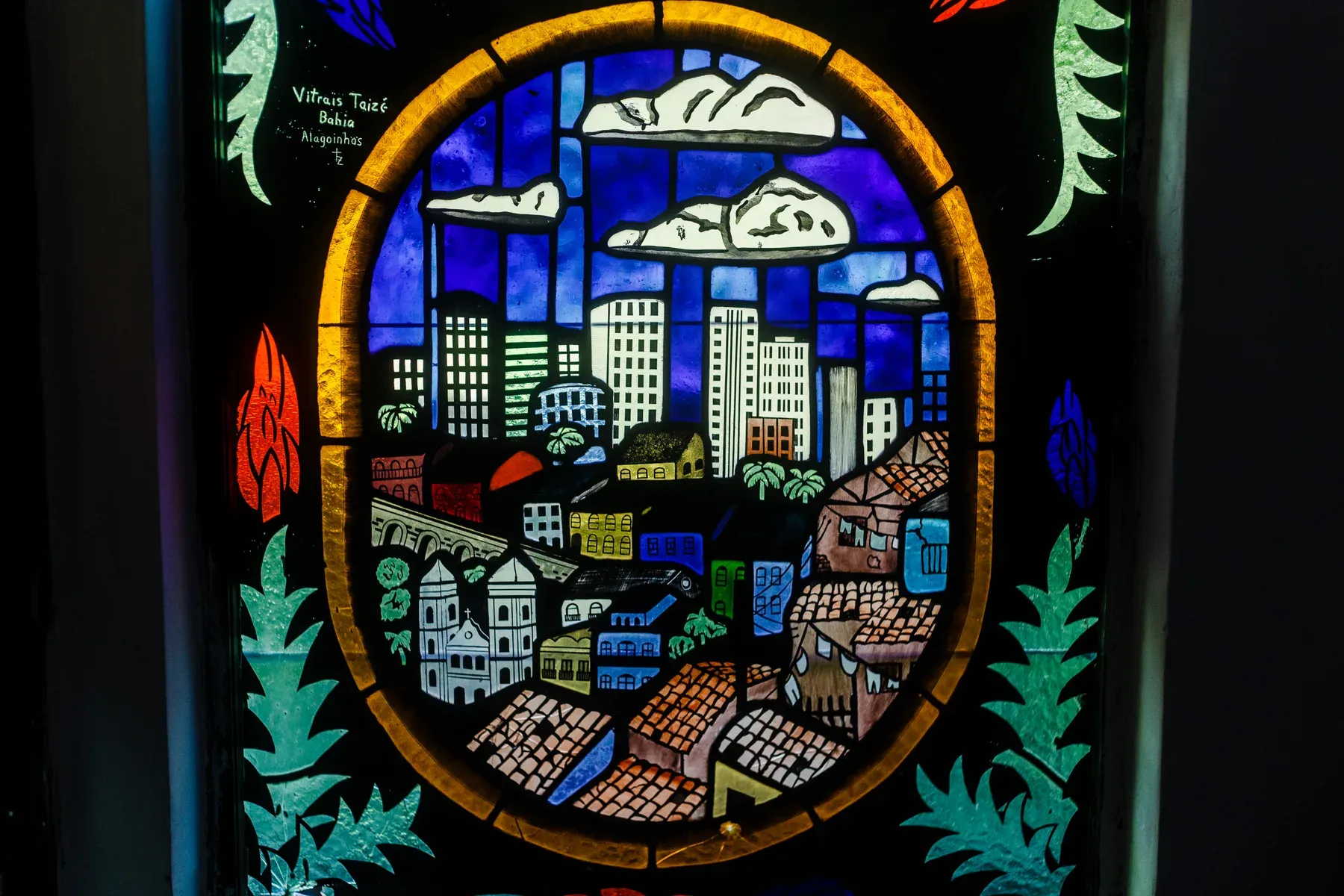 Vitral com a cidade de Salvador e a Bahia