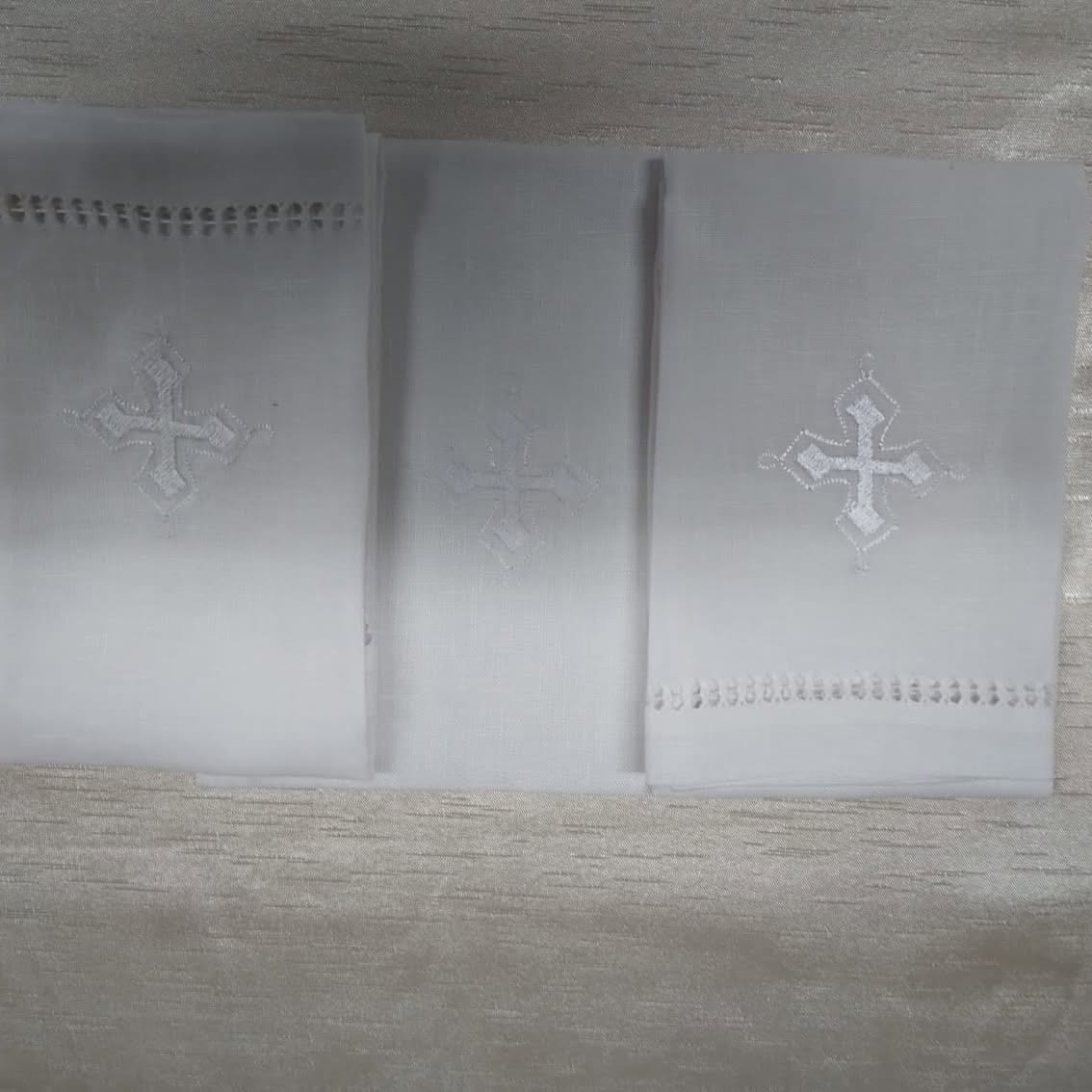 Panos de linho branco com cruzes bordadas em branco sobre branco e barra em ponto ajour.