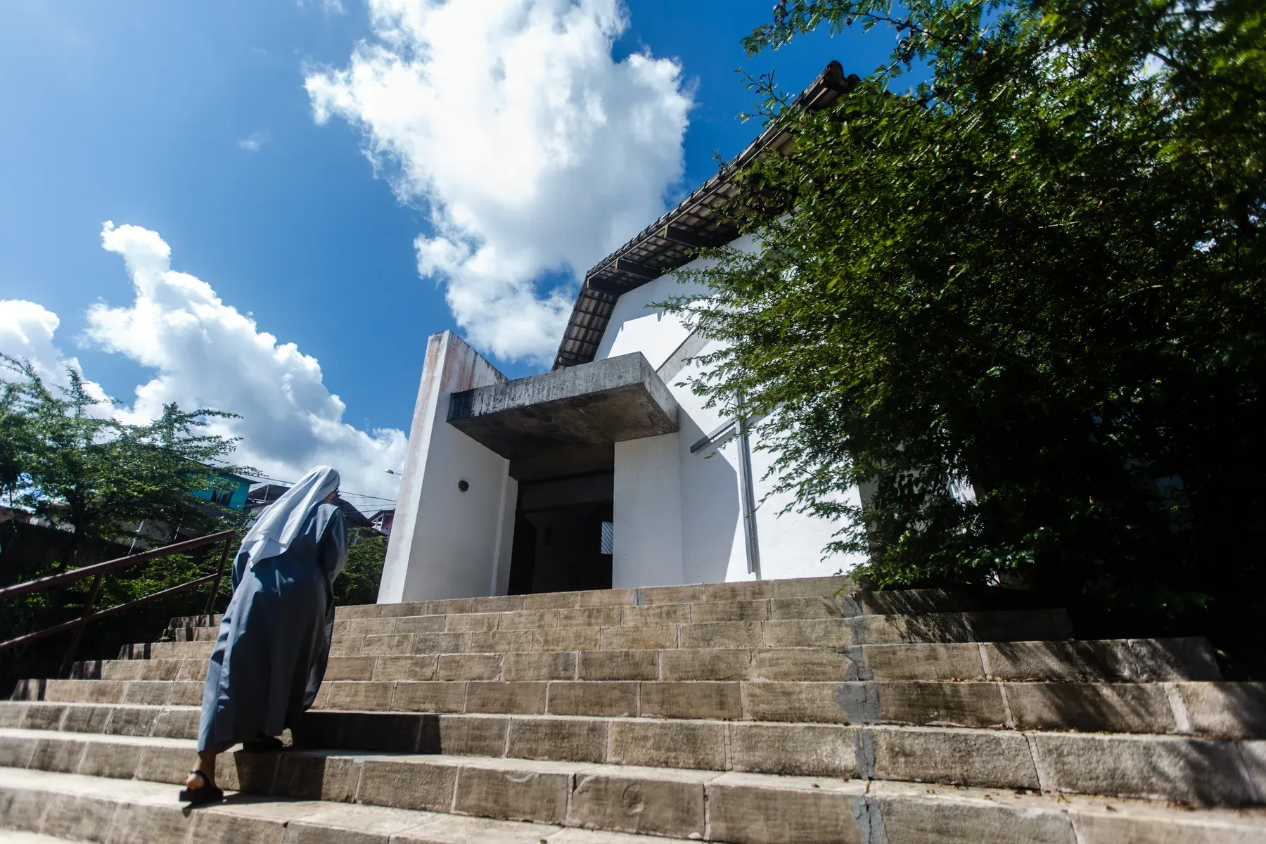Monja subindo a escadaria da igreja do mosteiro