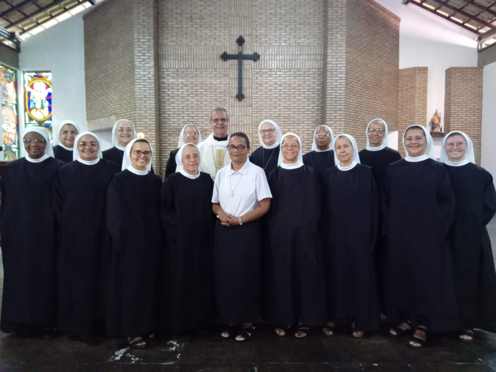 A comunidade de Monjas Beneditinas reunida na igreja do mosteiro