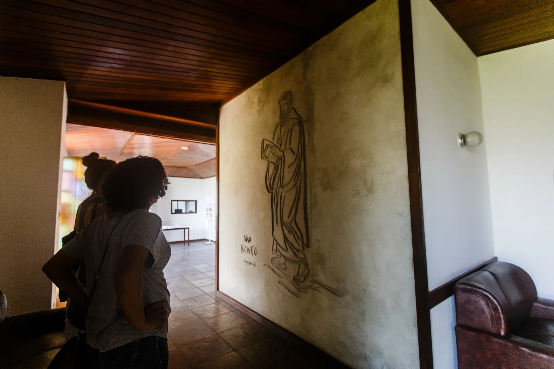Corredor do mosteiro com a imagem de Nossa Senhora desenhada na parede