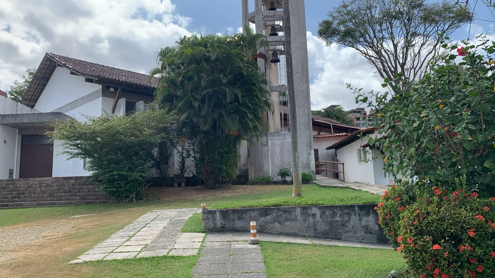 Pátio do mosteiro com o campanário e os sinos à vista