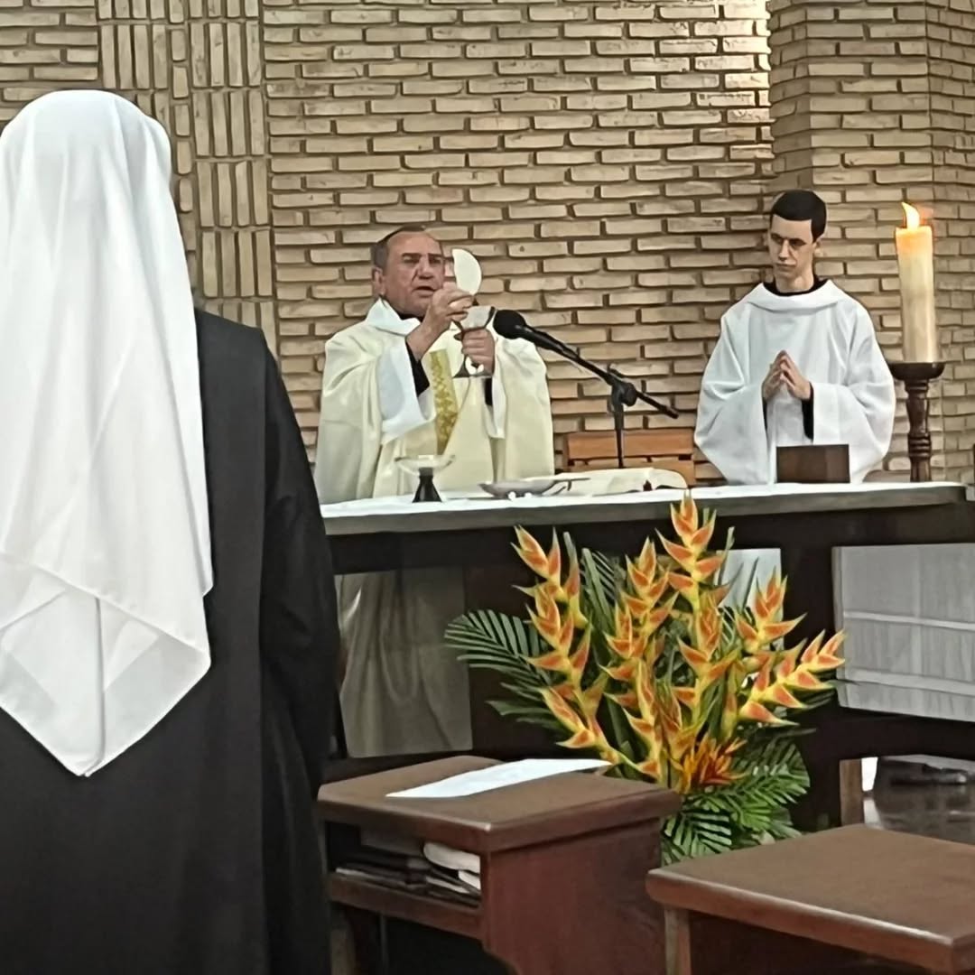 Elevação durante a celebração, com o arranjo de helicônias ao pé do altar.