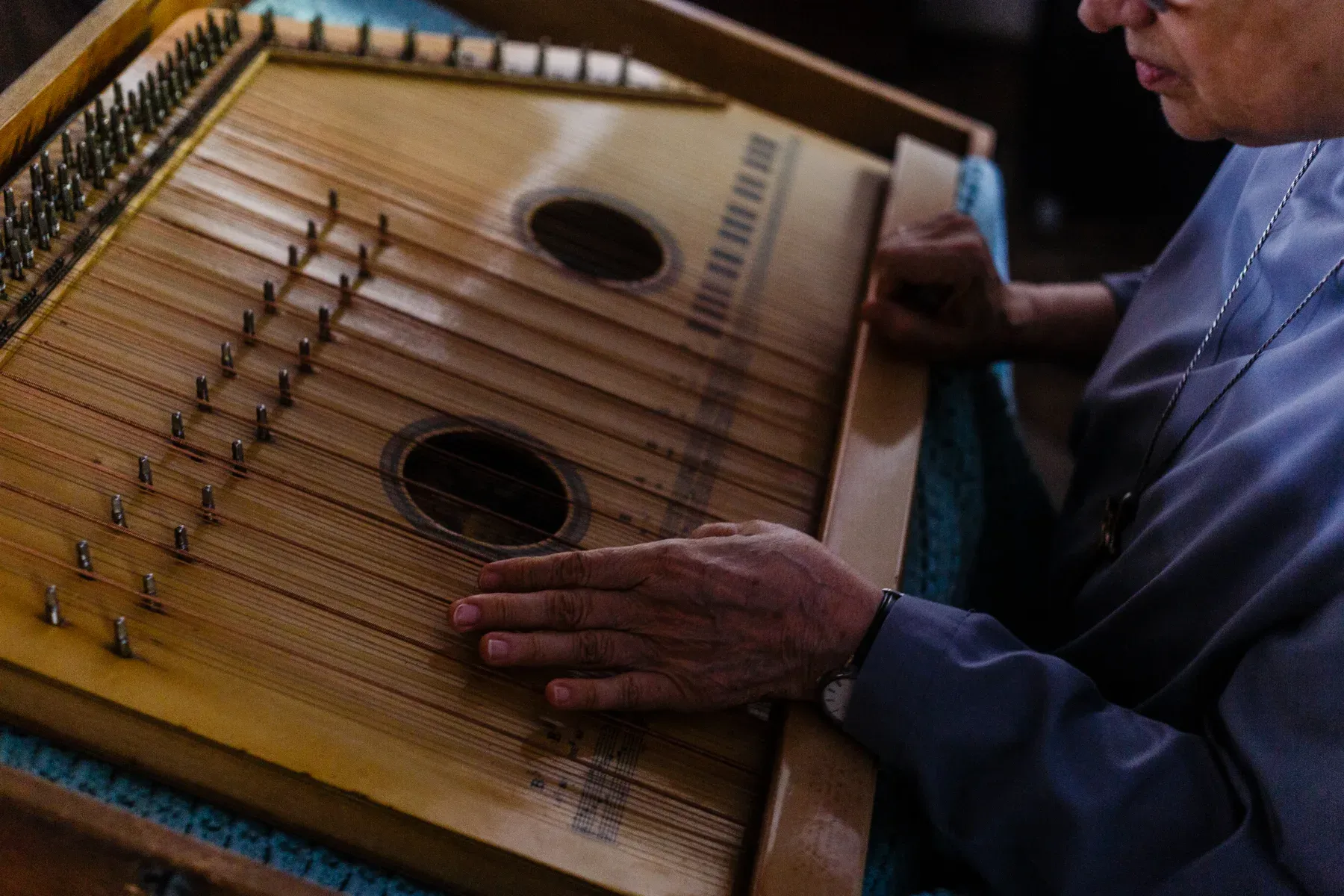 Cítara sendo tocada por uma monja — o acompanhamento do canto gregoriano