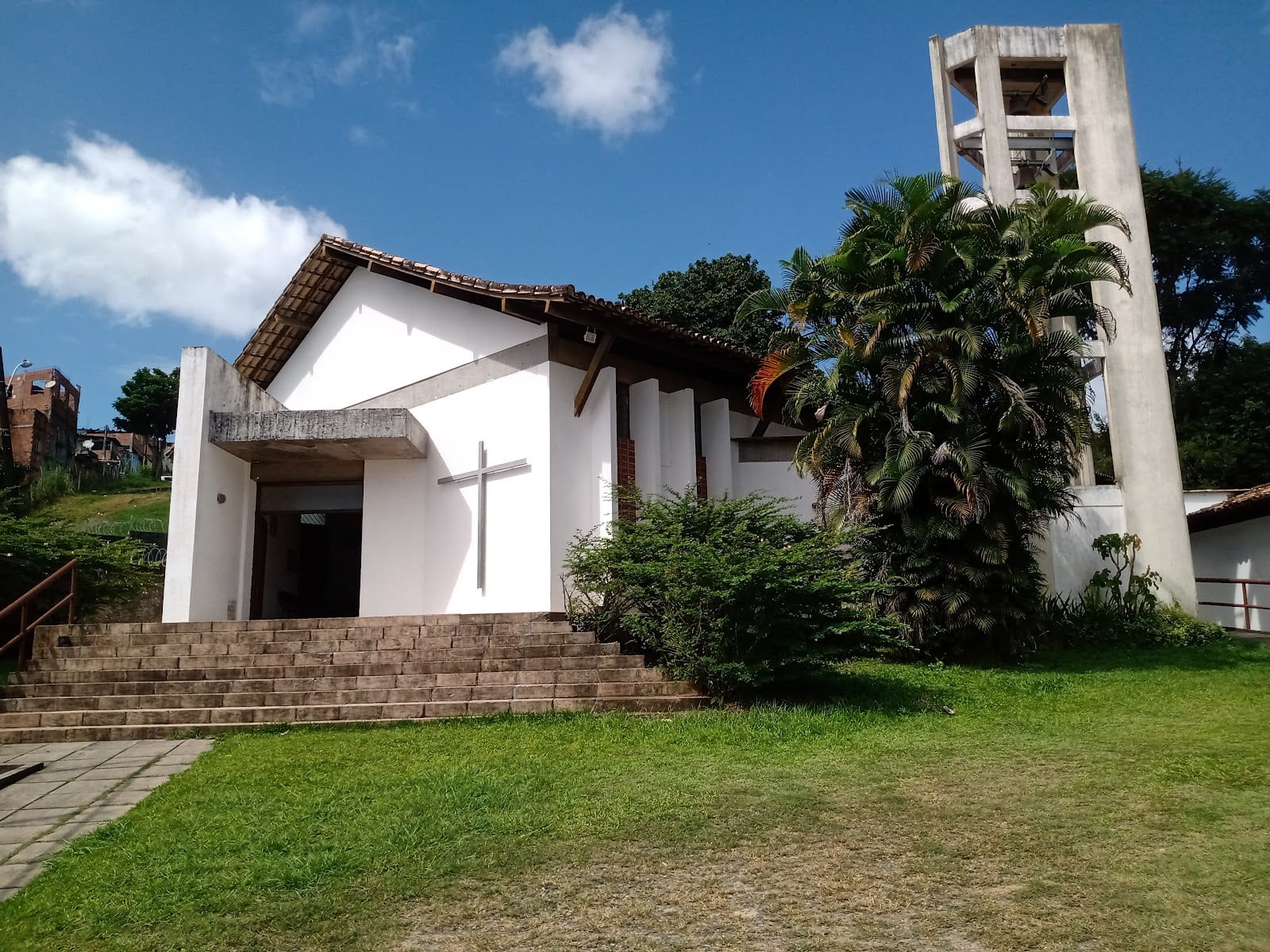 Fachada da igreja do mosteiro e o campanário, em dia claro